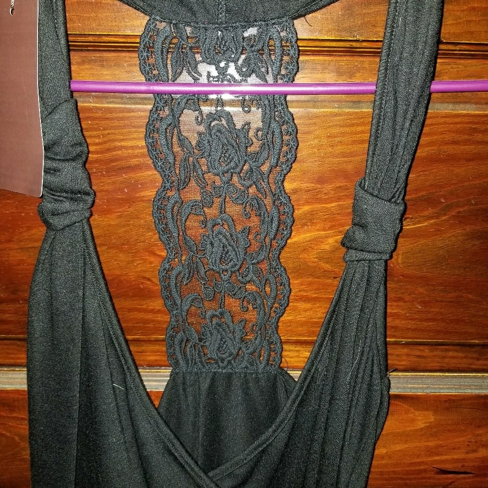Black low cut top - Picture 3 of 4
